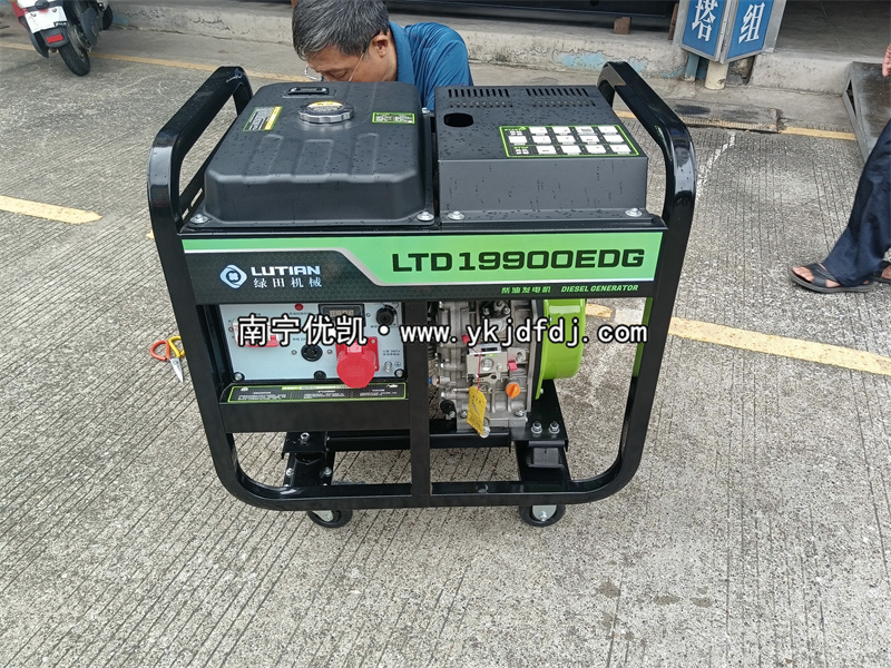 2025年9月9日，客戶到店采購綠田10kw柴油發(fā)電機組并試機