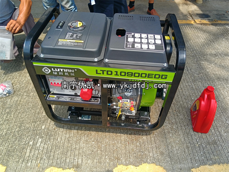 2025年9月8日，客戶到店采購8kw柴油發(fā)電機組并試機